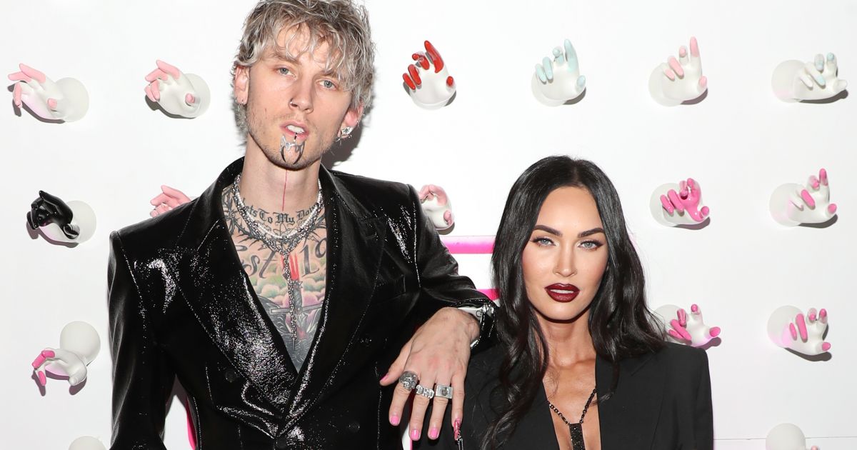 Hiába Megan Fox eszméletlen bőrszerkója, mindenki Machine Gun Kelly szokatlan fülbevalójáról beszél