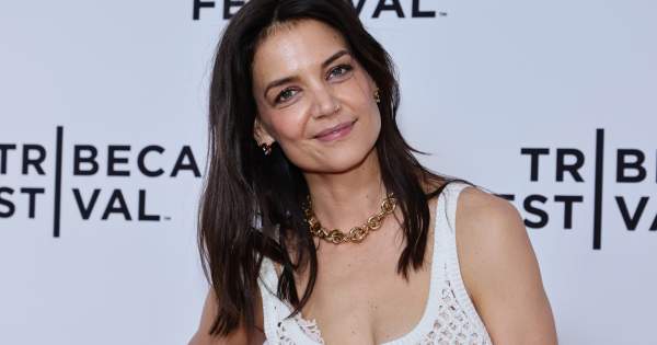 Borítókép: Katie Holmes áttetsző ruhájával ejtette ámulatba a vörös szőnyegen új szerelmét