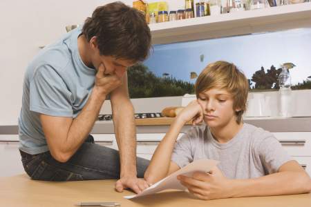 Borítókép: Mutasd a bizonyítványt, megmondom ki vagy! - Komolyan?!