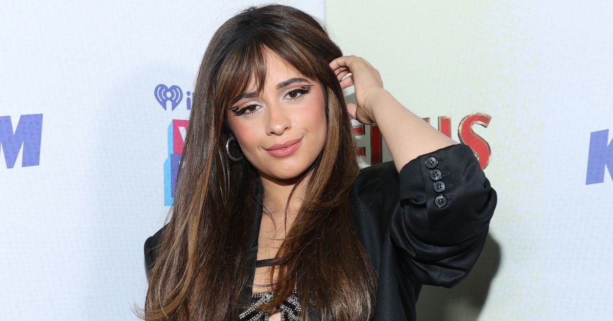 Camila Cabello megszabadult ikonikus barna frizurájától és mézszőkére váltott