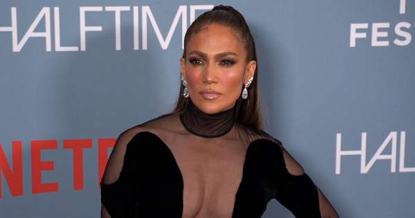 Borítókép: Jennifer Lopez őrületes reptéri szettjét még a kifutókon is megirigyelnék
