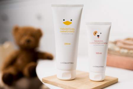 Borítókép: Kis kacsa fürdik… kakukkfüves babafürdetőben!