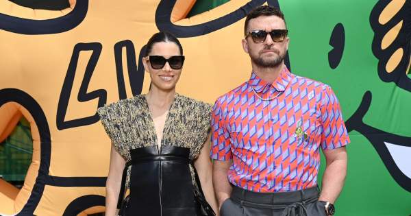 Borítókép: Még a francia nők is megirigyelhetik Jessica Biel szettjét a párizsi divathéten