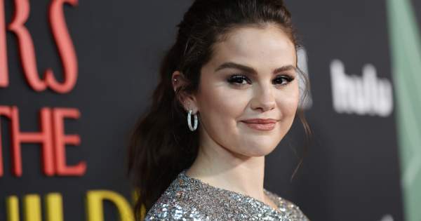 Borítókép: A Napra lehet nézni, de Selena Gomez ruhájára nem - Talpig ezüstben lépett a vörös szőnyegre