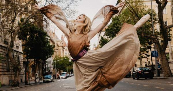 Borítókép: Lenyűgöző fotósorozat! Ilyen, amikor egy balerina táncra perdül Budapest utcáin