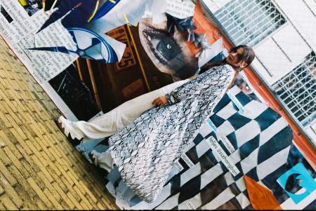 Borítókép: Mi történik, ha egy tetoválóművész, egy divattervező és egy fotóművész kap egy teherautónyi szemetet?