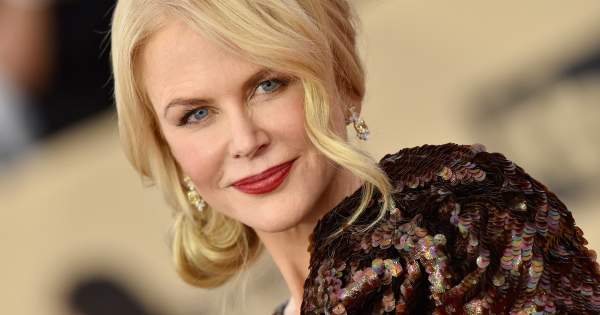 Borítókép: Nicole Kidman kapott hideget-meleget a Balenciaga kifutóján látott mozgása miatt