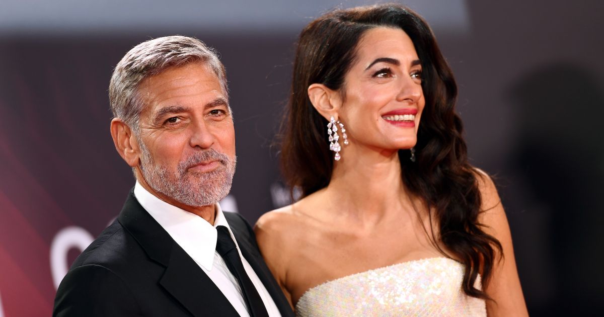 Amal Clooney élete egyik legdögösebb ruhájában ment randizni férjével