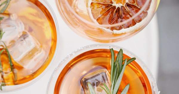 Borítókép: Egy pohárnyi nyár: 3+1 frissítő Aperol Spritz recept, amit te is imádni fogsz