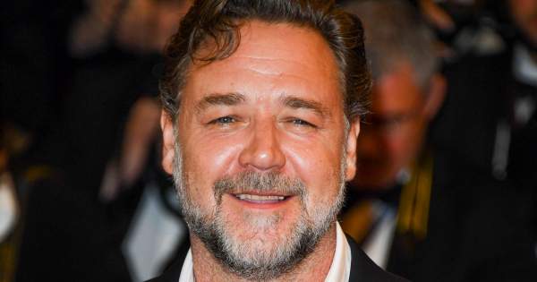 Borítókép: Tripla sárm! Russell Crowe fiaival posztolt közös fotót - az idősebbik a színész kiköpött mása