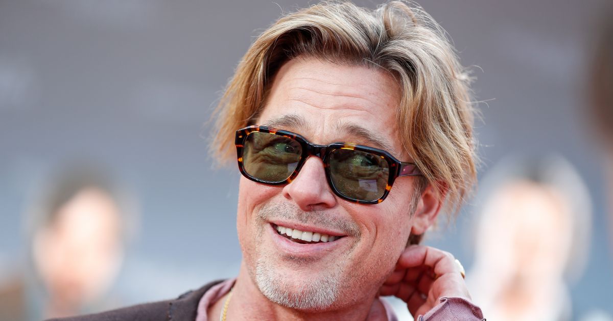 Erre nem számítottunk: Brad Pitt szoknyát viselt legújabb filmjének premierjén