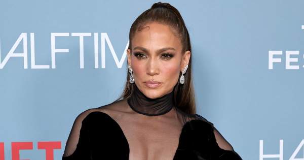 Borítókép: Jennifer Lopez 53 éves lett, ruha nélkül mutatta meg tökéletes alakját
