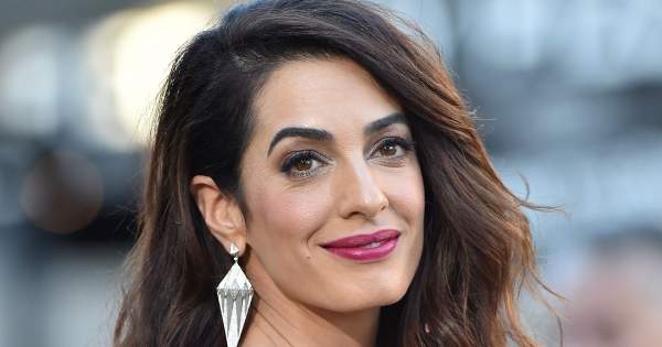 Borítókép: Nem tud hibázni! Amal Clooney randiszettje több mint tökéletes