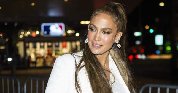 Borítókép: Ben tényleg egy mázlista! Jennifer Lopez bombasztikus fürdőruhás fotókkal búcsúztatta nászútját