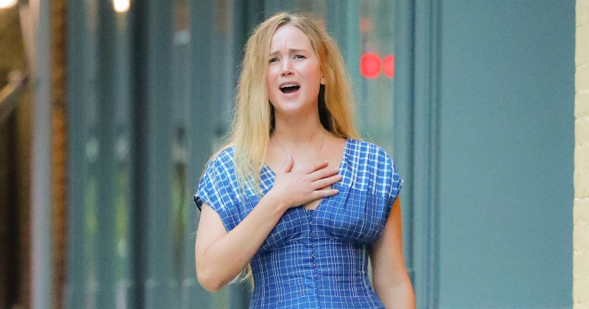 Kínos pillanat: Jennifer Lawrence belebotlott egy nőbe az utcán, aki ugyanazt a ruhát viselte, amit ő