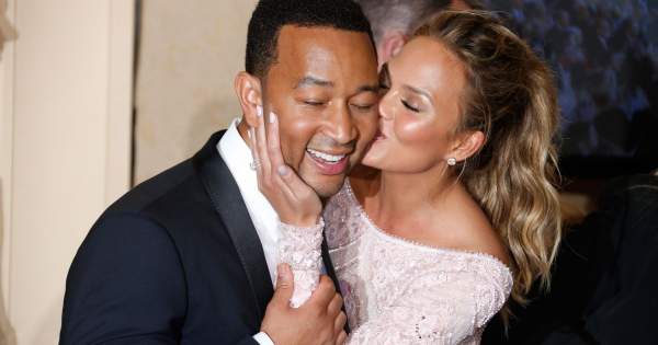 Borítókép: Kisfiuk elvesztése után 2 évvel ismét babát vár Chrissy Teigen: pocakos képekkel jelentette be az örömhírt