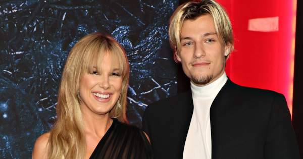 Borítókép: Eljegyezték? Egy óriási gyémántgyűrűvel az ujján kapták lencsevégre Millie Bobby Brownt!