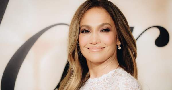 Borítókép: Tényleg mellélőtt a mostani választásával? Íme az összes menyasszonyi ruha, amit Jennifer Lopezen láthattunk az elmúlt években - szavazd meg, hogy melyik volt a legszebb!