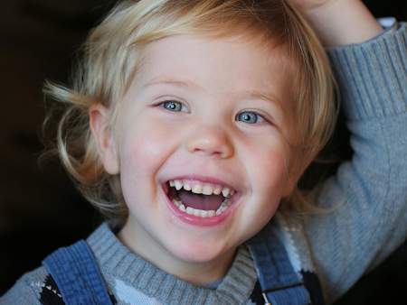 Borítókép: Beszóltak a metrón, mert nem szóltam rá a nevetgélő kétévesemre - én se hagytam szó nélkül