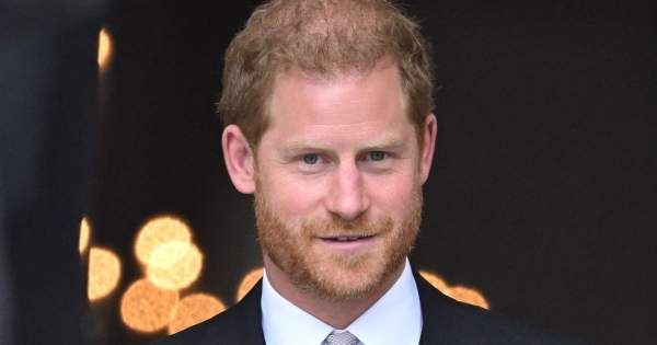 Borítókép: A királyi család némította el? Ezért nem adják ki Harry herceg könyvét 2022-ben