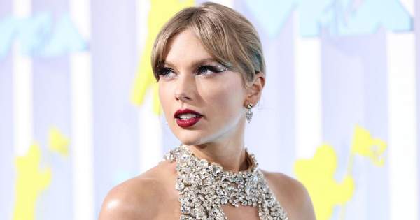 Borítókép: Taylor Swift kristályokból kirakott ruhája meghódította az MTV díjátadójának vörös szőnyegét