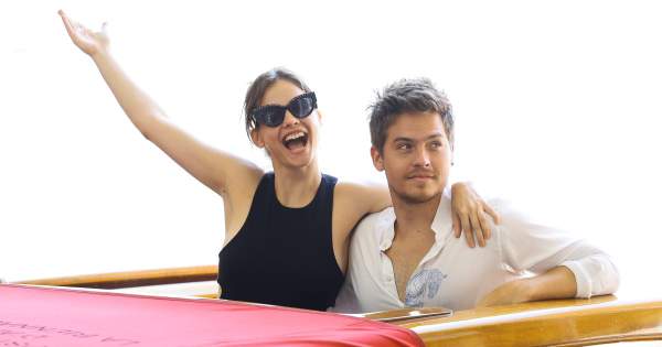 Borítókép: Nem tudjuk levenni a szemünket róluk: Palvin Barbi és Dylan Sprouse Velencében cukiskodtak