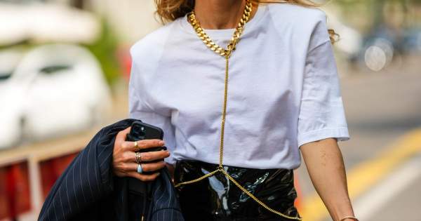 Borítókép: Ezzel a trükkel 20 másodperc alatt eltüntetheted a sárga hónaljfoltokat a fehér pólóidból