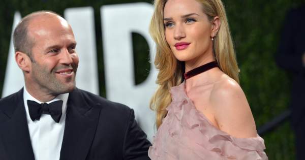 Borítókép: Ritka pillanat! Jason Stathamet és feleségét romantikus randi közben kapták lencsevégre