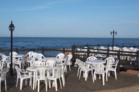 Borítókép: Ezt tedd, hogy a fehér kerti székek visszanyerjék eredeti színüket!