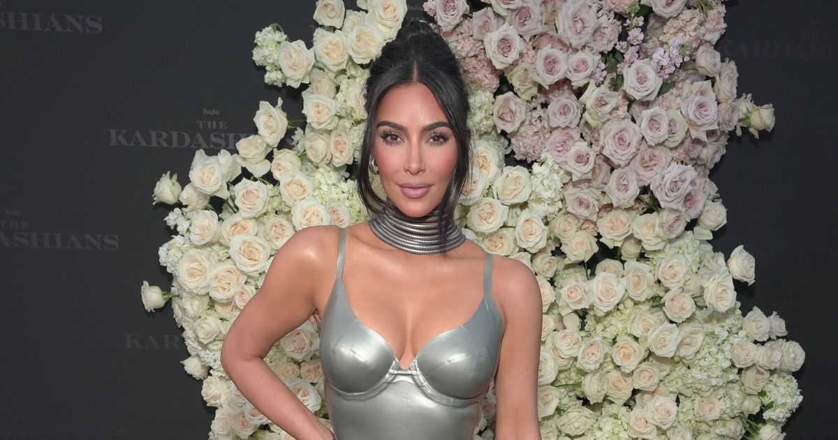 Kim Kardashian számos szokatlan fotósorozatban szerepelt már, de ez mindenen túltesz