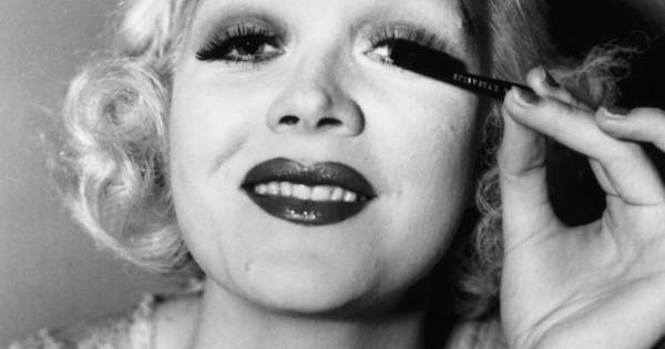 Borítókép: A csodás ígéretekből rémálom lett! A szempillaspirál, ami a '30-as években nők százait vakította meg