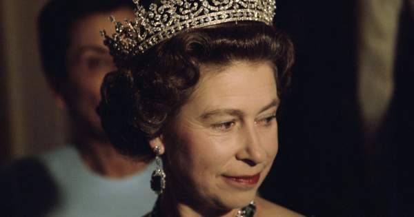 Borítókép: Nem jutunk szóhoz! Bennfentesek árulták el, hogyan teltek II. Erzsébet utolsó hetei 