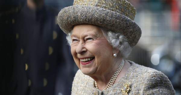 Borítókép: Beszólás Trumpnak, poénkodás az öregedéssel: II. Erzsébet királynő legviccesebb pillanatai az elmúlt 70 évből