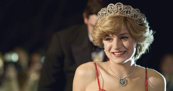 Borítókép: Diana hercegné mit szólna ehhez? A korona csillaga olyan kihívó ruhában jelent meg, hogy oda se merünk nézni