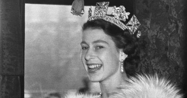 Borítókép: A magyar festő, akinek kislányként még II. Erzsébet királynő is modellt állt - gyönyörű kép készült róla!