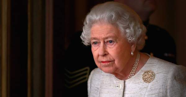 Borítókép: Szívfacsaró jelenet: Erzsébet királynő koporsója megérkezett a Buckingham-palotába, a királyi család pedig egyenként támogatja Károlyt