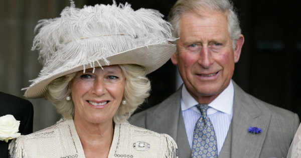 Borítókép: Ő lehet Károly herceg és Kamilla eltitkolt gyereke - óriási a hasonlóság!