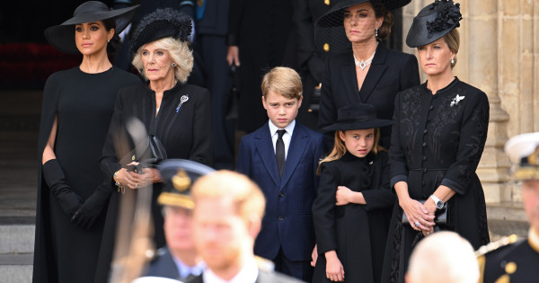 Borítókép: Különleges jelentéssel bír Sarolta hercegnő brossa, amit Erzsébet királynő temetésén viselt