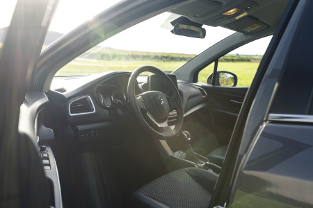 Borítókép: Vezetés közben mindenre figyelünk, csak a vezetésre nem