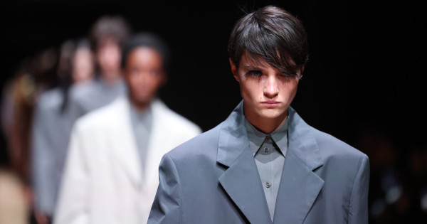 Borítókép: Divattörténetet írt legújabb bemutatójával a Prada! Rekordszámú transz és nem bináris modell lepte el a kifutót - VIDEÓ