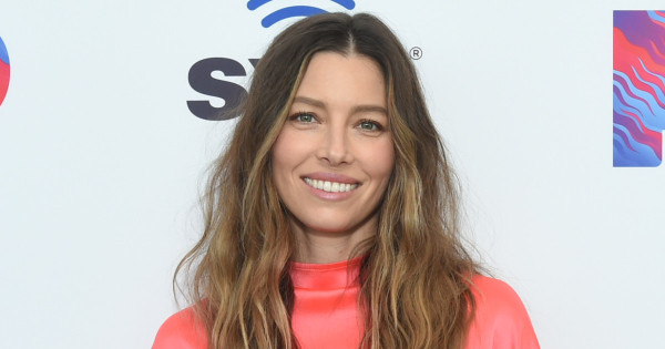 Borítókép: Kopizd le a stílusát: Jessica Biel vagány kiegészítője az őszi szettjeid éke lehet