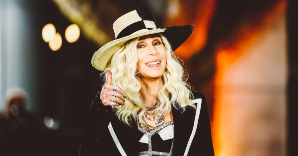 Borítókép: A 76 éves Cher talpig bőrszerkóban mutatta meg irigylésre méltó alakját