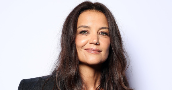 Borítókép: Megosztó és kihagyhatatlan: Katie Holmes új szintre emelte a nagyikardigán fogalmát