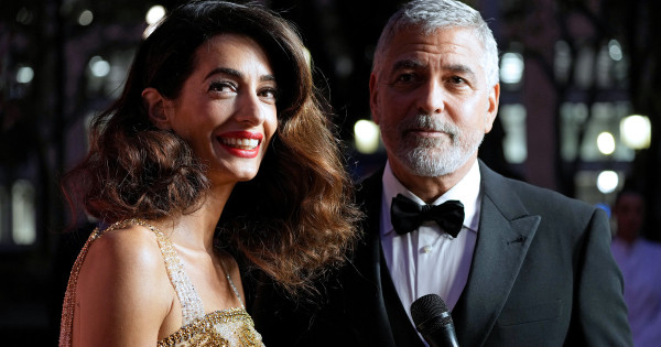 Borítókép: Káprázatos látványt nyújtott Amal Clooney - Ruhája akár a 24 karátos arany
