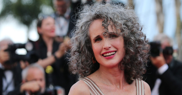 Borítókép: Wow! A 64 éves Andie MacDowell egy zavarba ejtően szexi ruhában lejtett végig a párizsi divathét kifutóján
