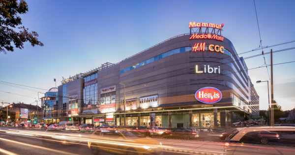 Borítókép: Divatkincsek kedvező árakon - megnyitott Budapest első HalfPrice plázaüzlete a Mammutban