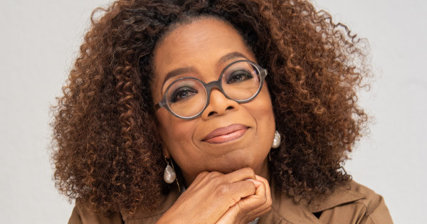 Borítókép: Élete első interjúját egy csuhébabával készítette, majd 25 éven át a legnagyobb sztárok nyíltak meg előtte - ismerd meg Oprah Winfrey-t, aki levette a lábáról az egész világot!