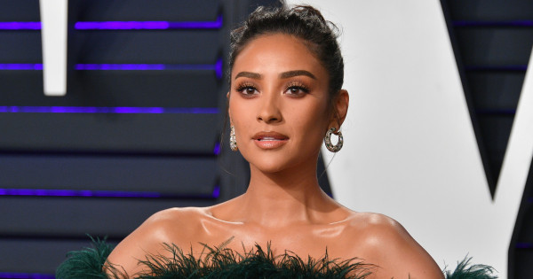 Borítókép: Nagyon úgy fest, hogy TikTokon coming outolt a PLL csillaga, Shay Mitchell