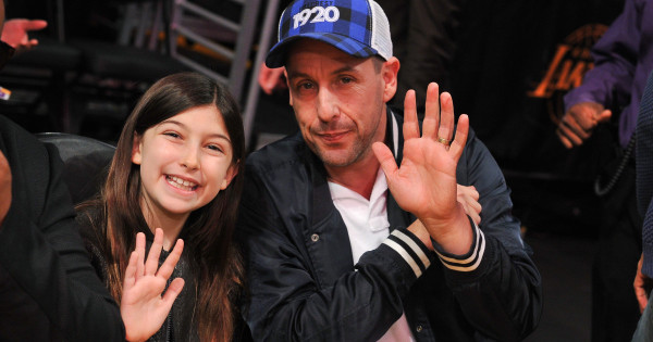Apjukra ütöttek! Őrületes fizetésért vállalt szerepet Adam Sandler két lánya a filmcsillag készülő alkotásában