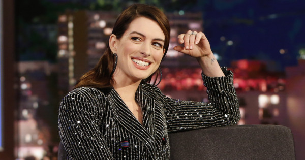 Borítókép: Az internet nem felejt! Anne Hathaway ma már biztosan nem venné fel ezt a bimbóvillantós darabot